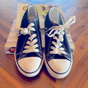 Black Converse style shoes. Women’s size 8/39.